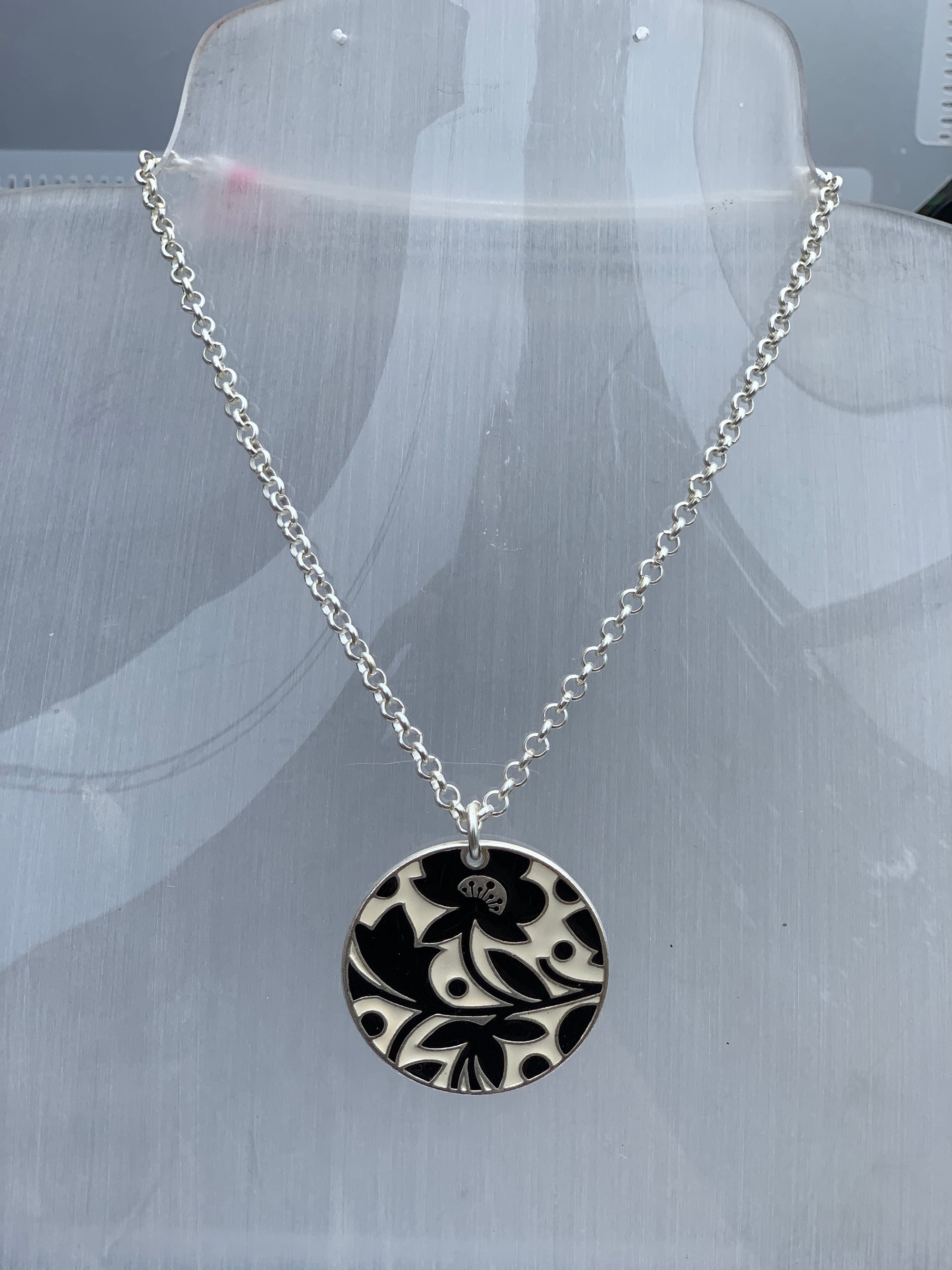 Cicular reversible pendant on a chain