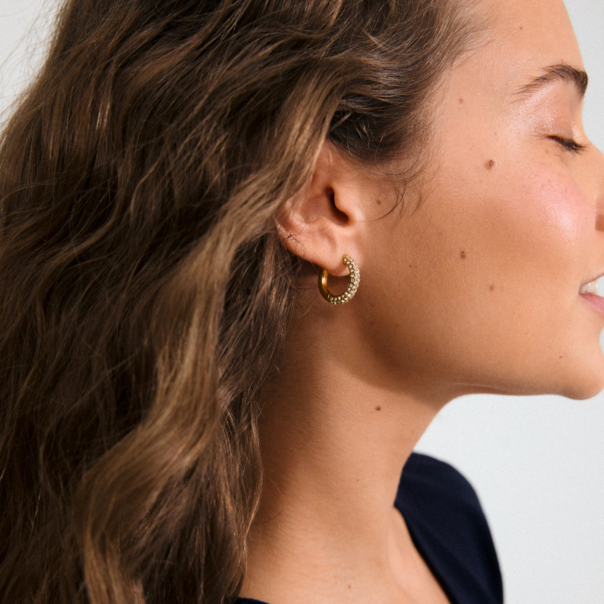 TATUM recycled medium crystals hoop earrings 18 mm