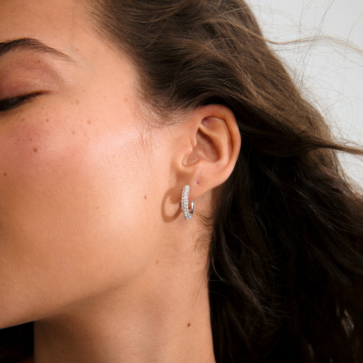 TATUM recycled medium crystals hoop earrings 18 mm