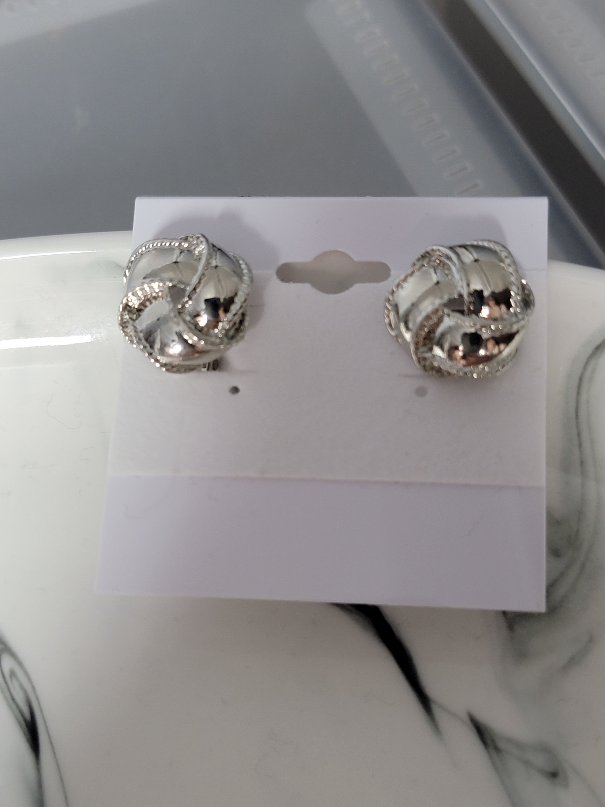 round shiny silver clip fashion earrings