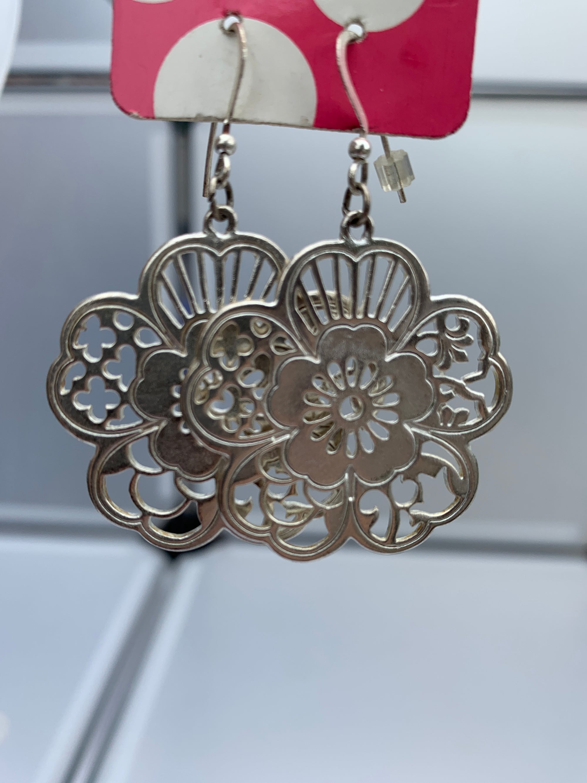 filigree cut out on a hook (Silver)