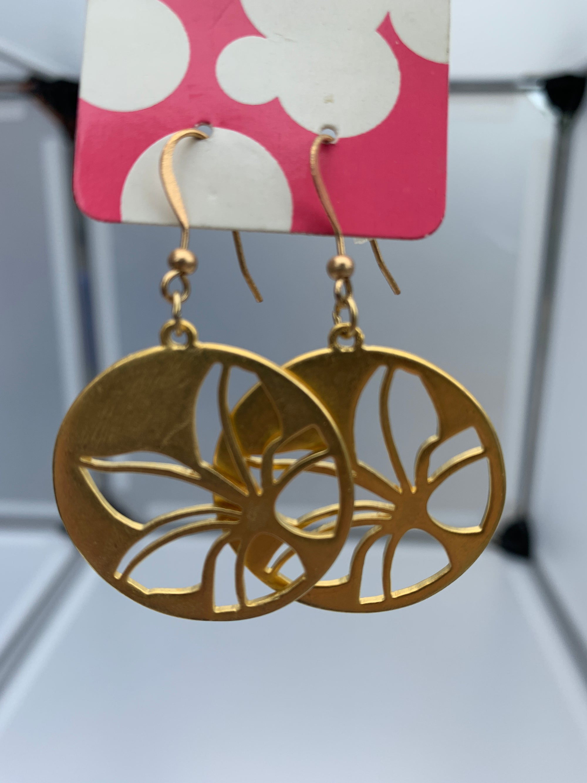 flower cut out on a hook (gold)